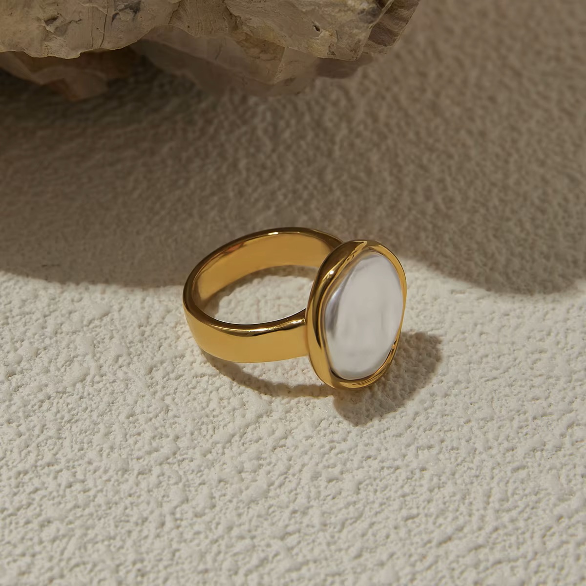 ELENYS Organic Pearl – detail pozlaceného prstenu s perlovým designem